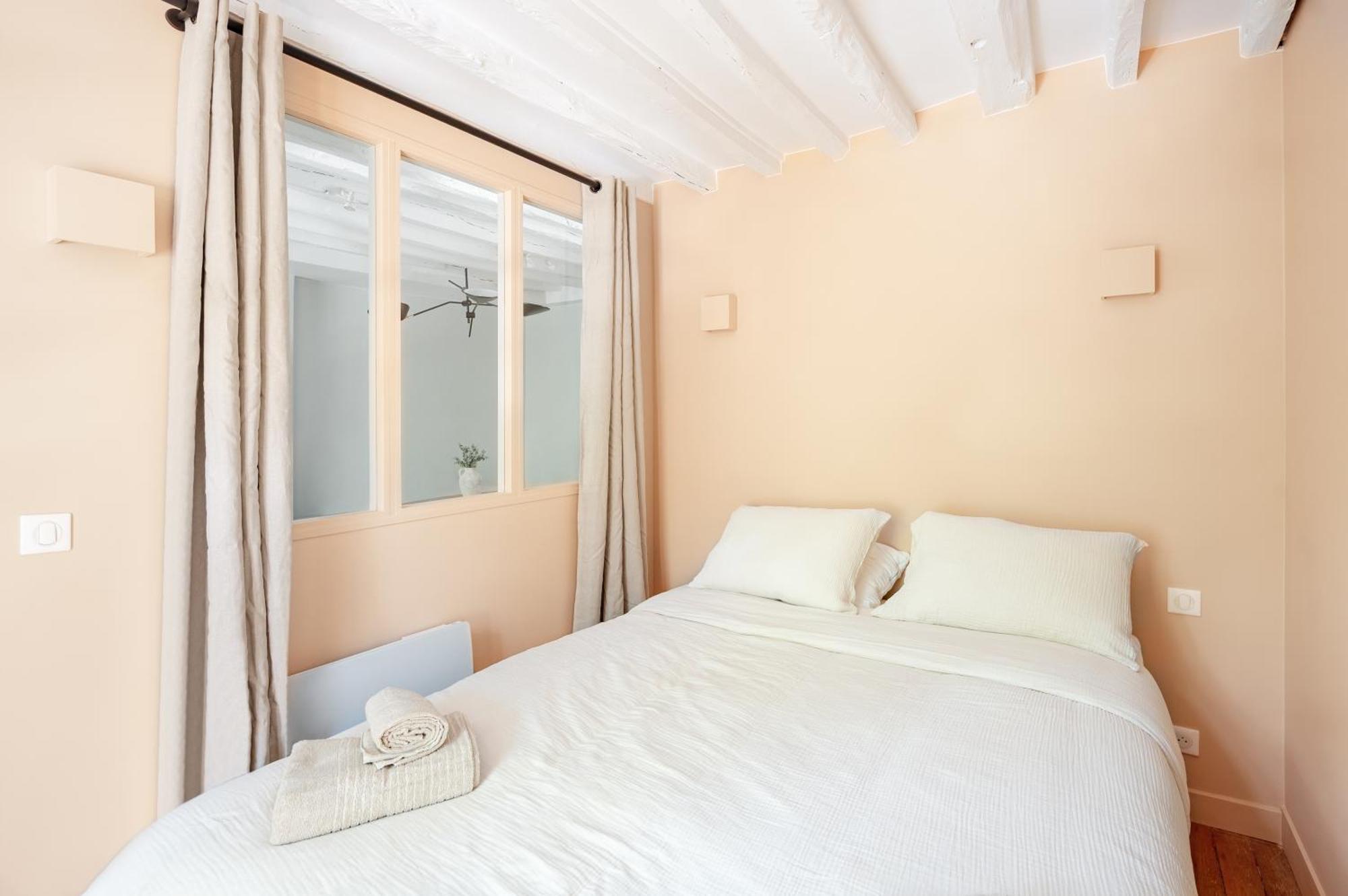 Elegant Parisian Apartment, Place Des Vosges *