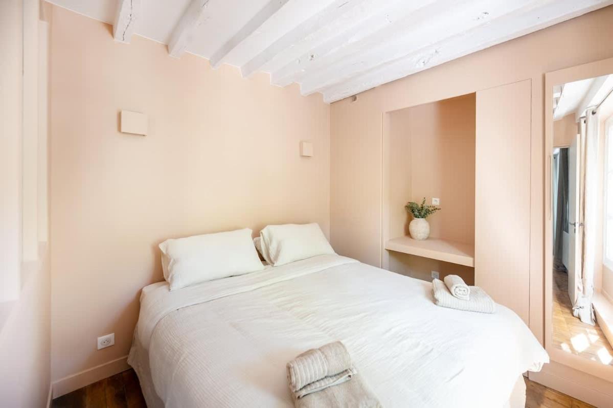 Elegant Parisian Apartment, Place Des Vosges Paris